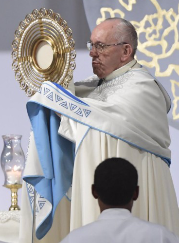 vêtements de Francis pour la Journée mondiale de la jeunesse semblent arborer le logo pédophile Francis-wyd-2019-3